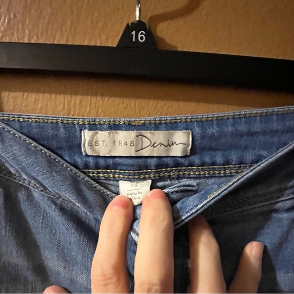 Gently worn kick bottom denim capri - Picture 4 of 5